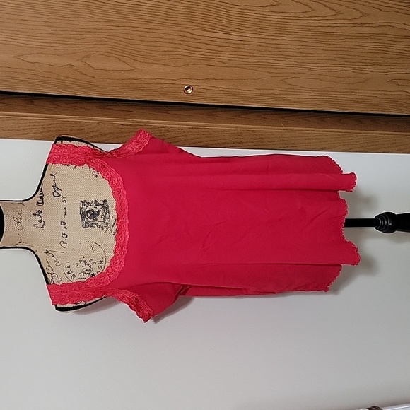 2x red tank top with lace trip and a small ruffle hem. - Picture 1 of 3